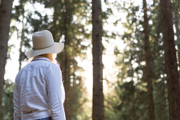 Femme en chapeau de paille dans la forêt — Photo