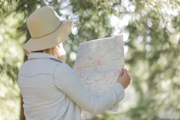 Femme explorateur regardant une carte en plein air — Photo