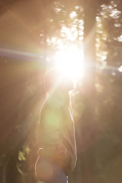 Jovem mulher na floresta — Fotografia de Stock