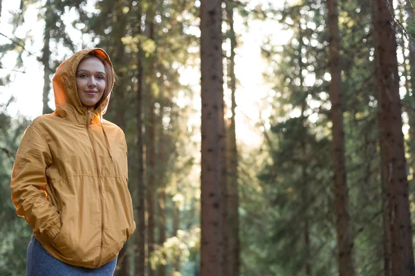 Fiatal nő az erdőben — Stock Fotó