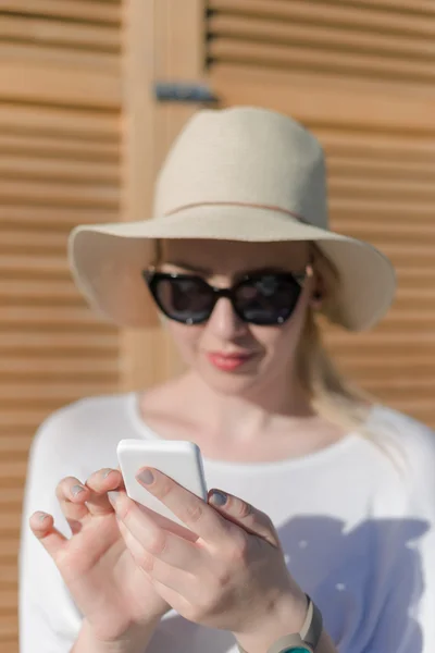 Розслабляюча жінка використовує смартфон на відкритому повітрі — стокове фото