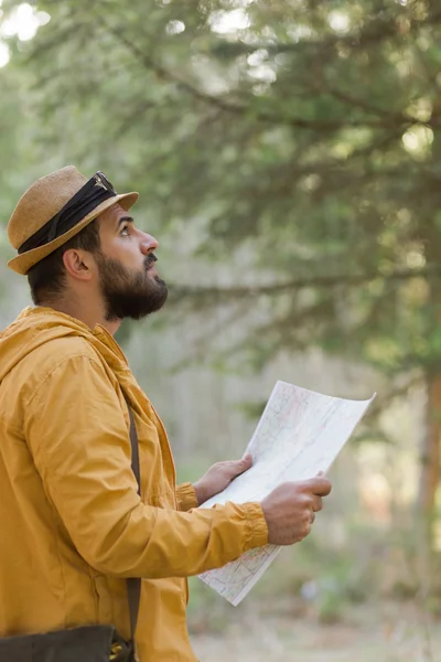 Hombre con un mapa en las manos — Foto de Stock