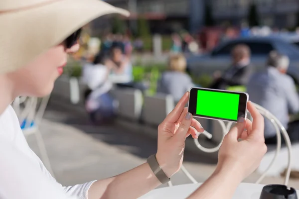 Mujer hablando fotos en el teléfono inteligente al aire libre — Foto de Stock