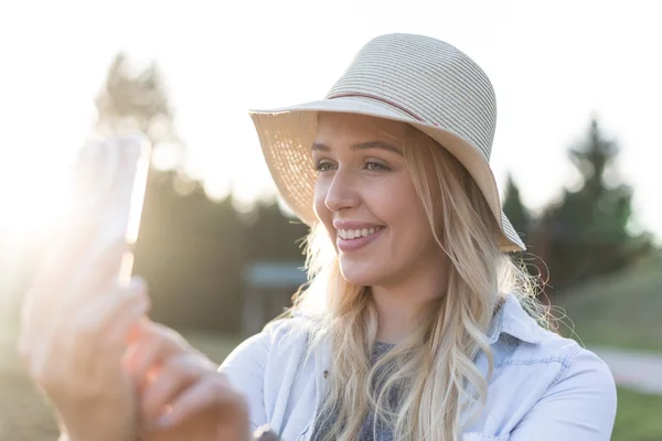 Vrouw nemen selfie buitenshuis — Stockfoto