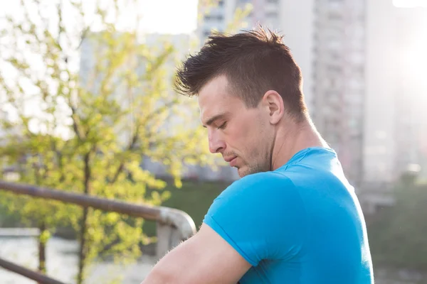 Joven haciendo actividad al aire libre — Foto de Stock