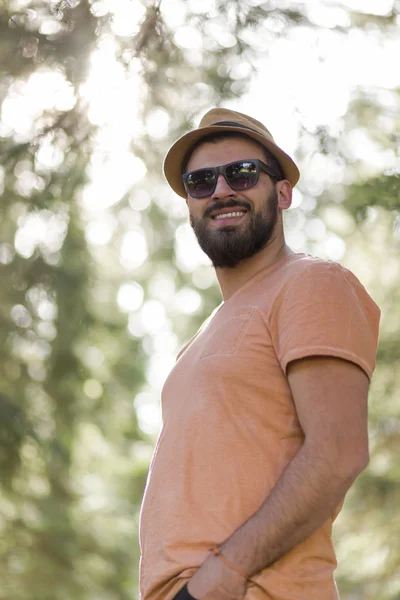 Guapo barbudo usando sombrero y gafas de sol — Foto de Stock