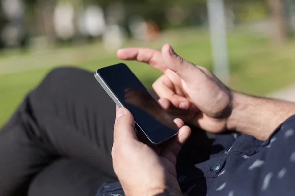 Hombre usando el teléfono inteligente — Foto de Stock