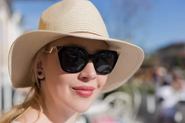 Jeune fille en chapeau et lunettes de soleil — Photo