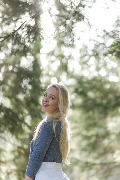 Menina loira jovem na floresta — Fotografia de Stock