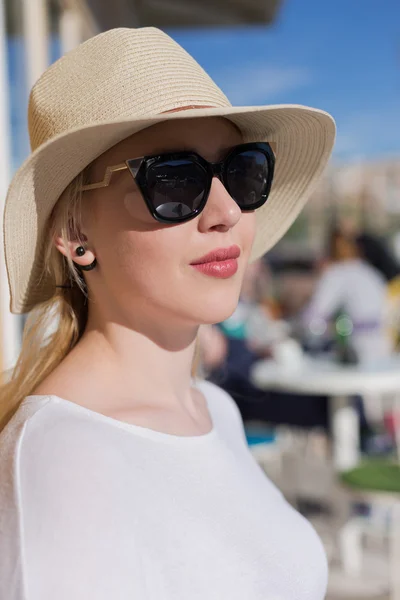Young girl in hat and sunglasses — Stock Photo, Image
