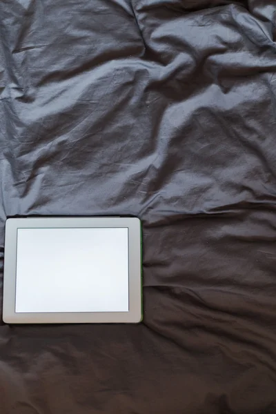 Tableta digital en la cama — Foto de Stock