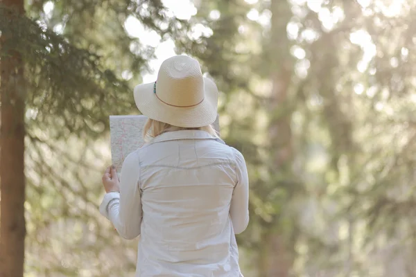 Femme explorateur regardant une carte en plein air — Photo