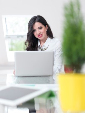 Laptop ofisinde çalışan kadın