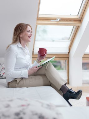 Tablet ve kupa tutan yetişkin kadın