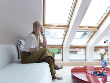 Pencere sil üzerinde oturan kadın