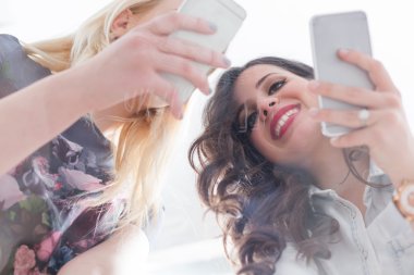 Onların telefon tutarak dedikodu kadınlar