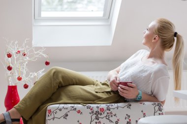 genç bir kadın tutarak kupa