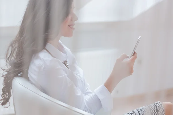 Vrouw met behulp van haar slimme telefoon — Stockfoto