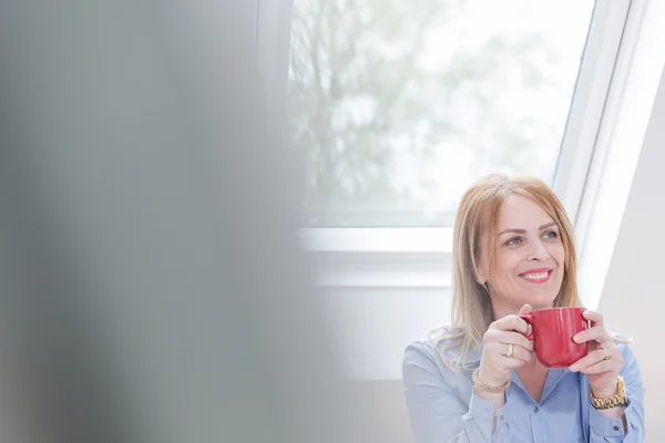 Vuxen kvinna anläggning mugg — Stockfoto