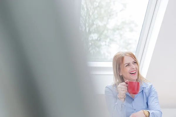 Vuxen kvinna anläggning mugg — Stockfoto