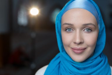 Müslüman kız hijab giyen 