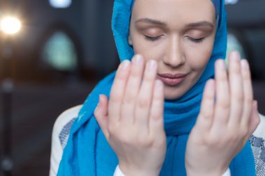 Muslim girl praying clipart