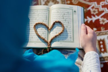 Muslim girl praying clipart