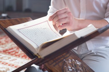 Müslüman adam Kuran okuyor.