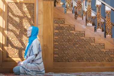 Müslüman kız namaz kılıyor