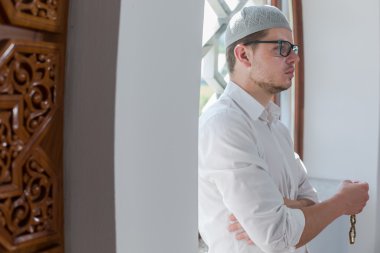 Müslüman adam dua ediyor