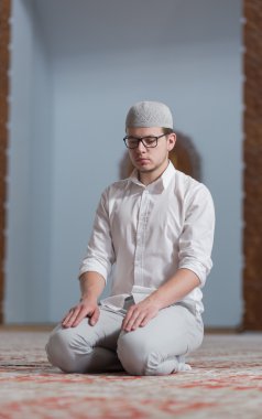 Müslüman adam camide namaz kılıyor.