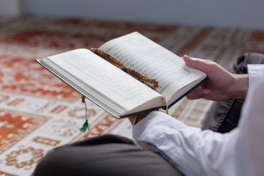 Müslüman adam Kuran okuyor.