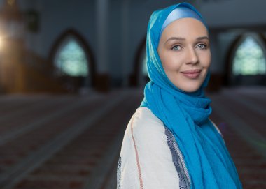Müslüman kız namaz kılıyor