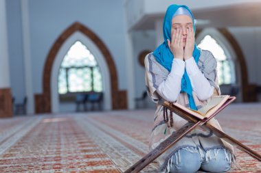 Müslüman kız namaz kılıyor