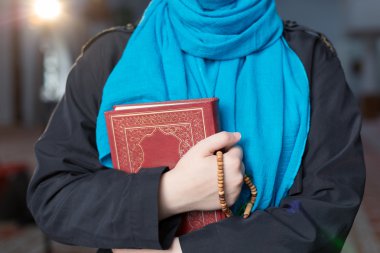 Müslüman kız namaz kılıyor