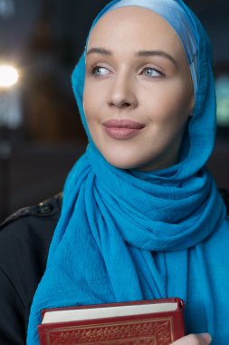 Müslüman kız hijab giyen 