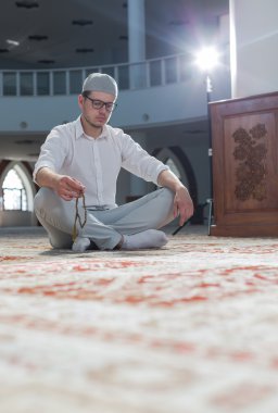 Müslüman adam camide namaz kılıyor.