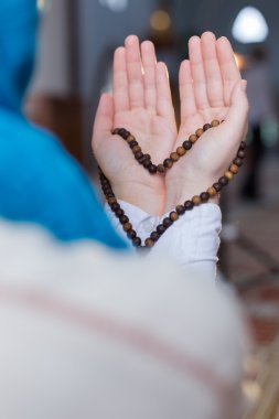 Müslüman kız namaz kılıyor