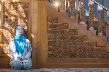 Müslüman kız namaz kılıyor