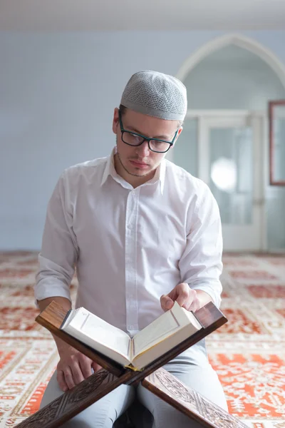 クルアーンを読むムスリム男性 — ストック写真