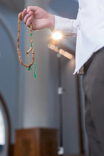 Mano che tiene un rosario musulmano — Foto Stock