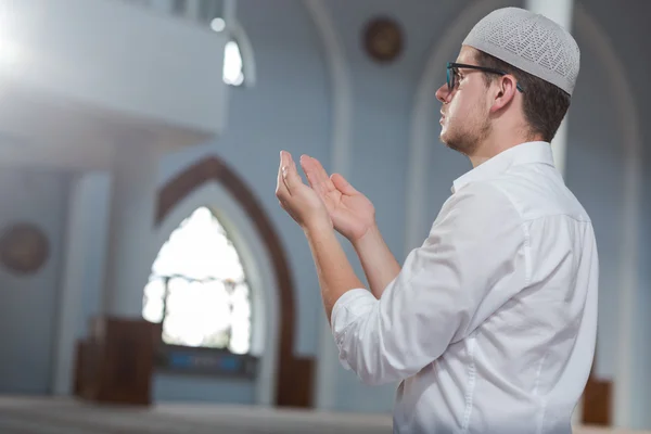 Мусульманська чоловік молиться — стокове фото