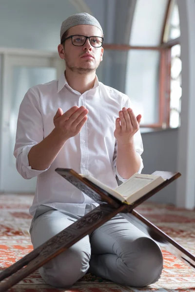 イスラム教徒の男はモスクで祈っています — ストック写真