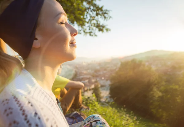 Chica disfrutando de la puesta del sol —  Fotos de Stock