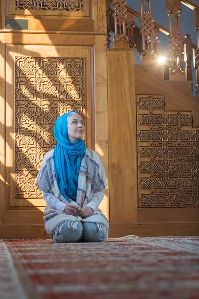 Menina muçulmana rezando — Fotografia de Stock