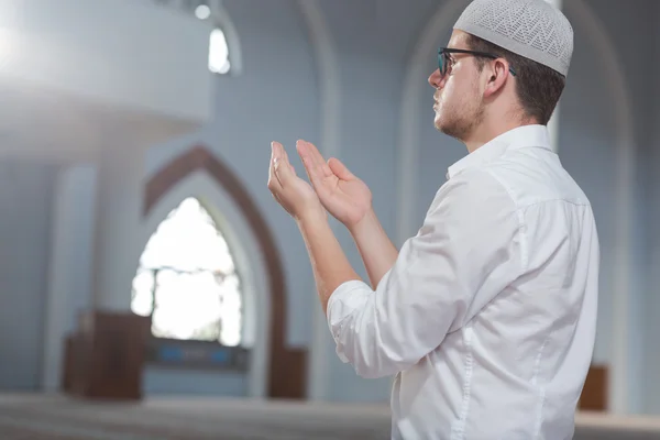 L'homme musulman prie dans la mosquée — Photo