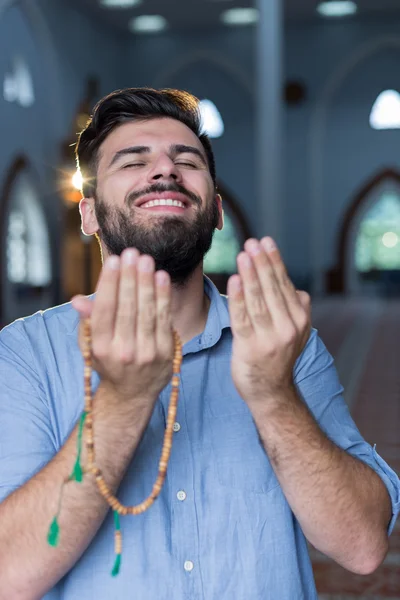 Muslimsk Man behandlande moskén — Stockfoto