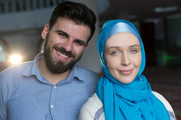 Casal árabe na mesquita — Fotografia de Stock