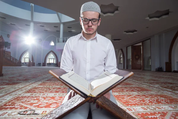 Muslim Man Reading Quran — Stock Photo, Image