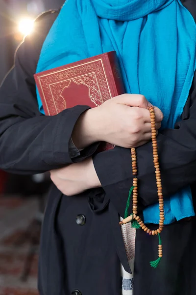 Muslimsk flicka håller Koranen — Stockfoto